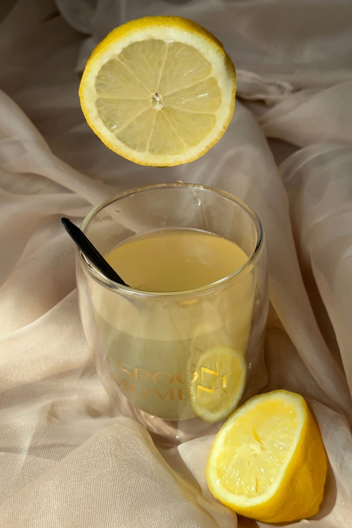 Verfris jezelf met dit Spicy Ginger & Lemon sparkling iced tea recept! - Spoon Moment