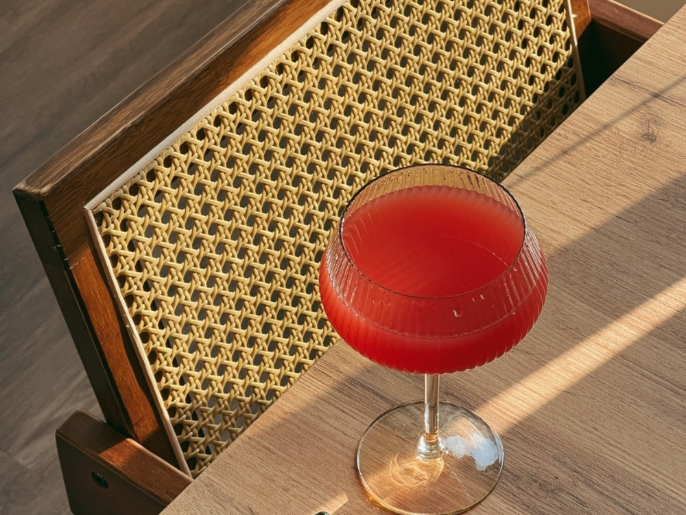 Mocktail met aardbei, gember en hibiscus in een glas natuurlijk drankje voor hormonale balans